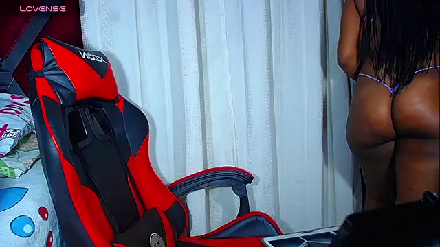 Snapshot of DanisaBrown chatting on 11/27/25, 12:18 DanisaBrown online show from 11/27/25, 12:18