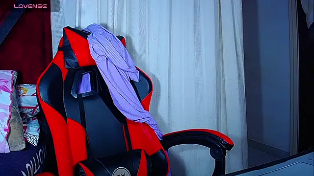 Snapshot of DanisaBrown chatting on 12/05/25, 02:03 DanisaBrown online show from 12/05/25, 02:03