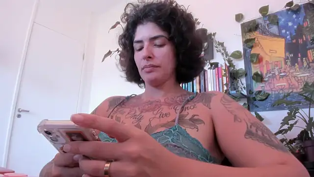 Snapshot of TaliMajesty chatting on 10/28/25, 01:47 TaliMajesty online show from 10/28/25, 01:47