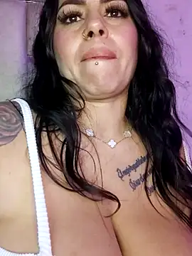 Snapshot of chelaqueen_ chatting on 11/19/25, 04:34 chelaqueen online show from 11/19/25, 04:34