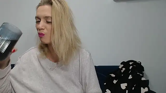 Snapshot of MysticCreature chatting on 12/18/24, 04:20 MysticCreature online show from 12/18/24, 04:20