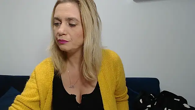 Snapshot of MysticCreature chatting on 12/19/24, 04:23 MysticCreature online show from 12/19/24, 04:23