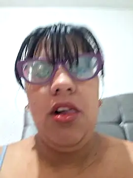 Snapshot of ZaidaWet chatting on 10/20/25, 12:27 ZaidaWet online show from 10/20/25, 12:27