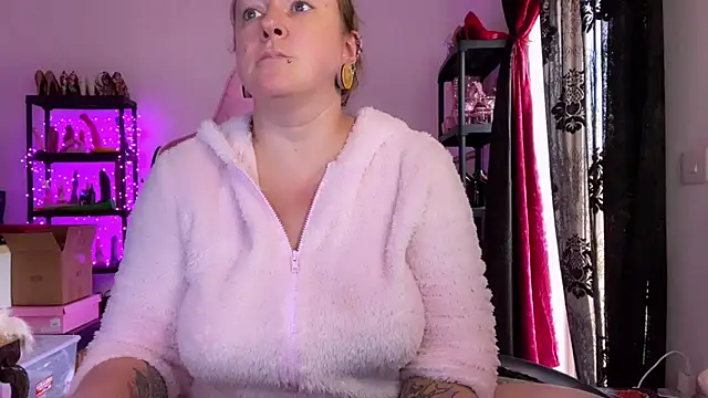 kisicaxx online show from 11/17/25, 01:50