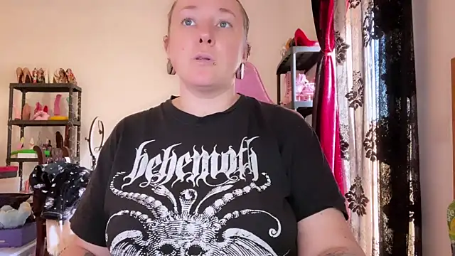 kisicaxx online show from 12/22/25, 12:46