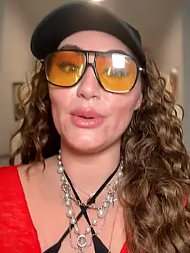 lovely beast online show from 02/25/26, 10:19