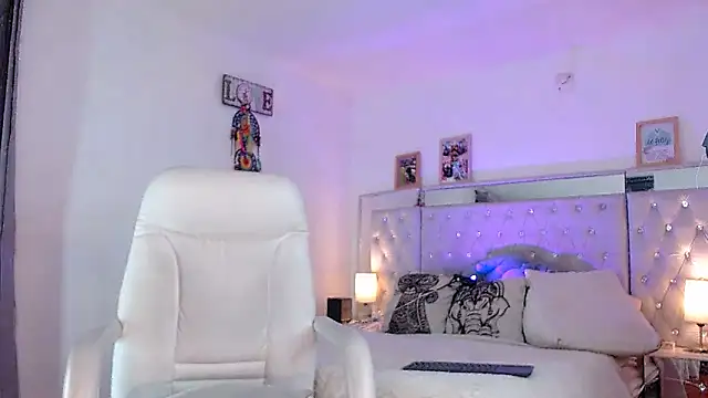 Snapshot of hollythomson chatting on 01/14/25, 01:15 hollythomson online show from 01/14/25, 01:15