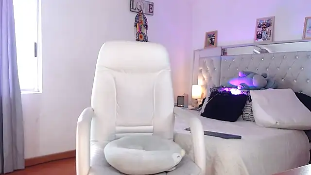 Snapshot of hollythomson chatting on 02/16/25, 06:54 hollythomson online show from 02/16/25, 06:54