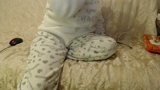 Snapshot of larawet chatting on 11/29/25, 07:17 larawet online show from 11/29/25, 07:17