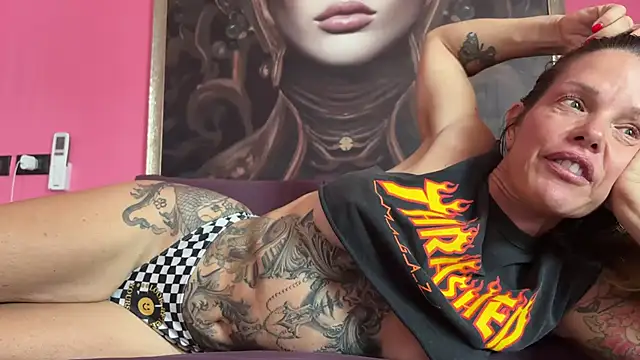 Snapshot of mommyselenafit_ chatting on 09/29/25, 01:22 mommyselenafit online show from 09/29/25, 01:22