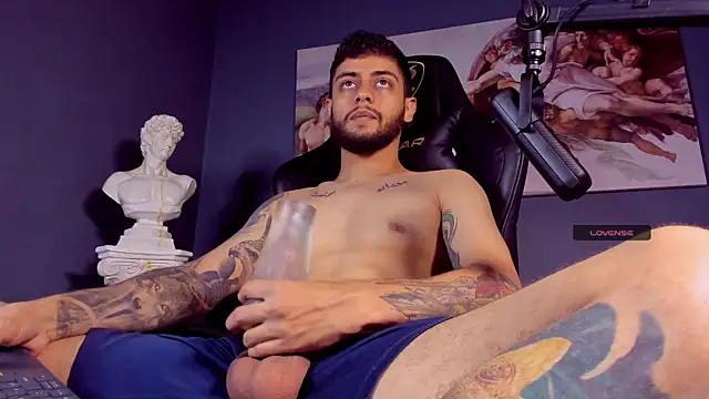 Snapshot of alessandro_duty chatting on 01/14/25, 01:04 alessandro duty online show from 01/14/25, 01:04