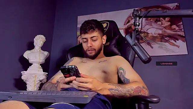 Snapshot of alessandro_duty chatting on 01/14/25, 04:15 alessandro duty online show from 01/14/25, 04:15