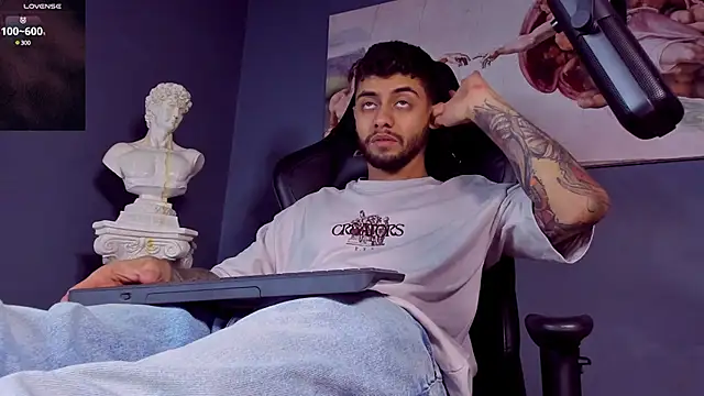 Snapshot of alessandro_duty chatting on 02/14/25, 02:18 alessandro duty online show from 02/14/25, 02:18