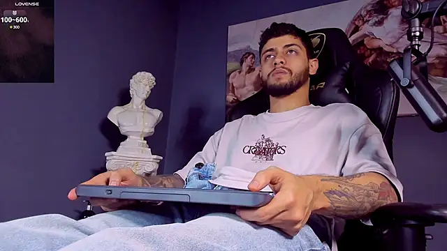 Snapshot of alessandro_duty chatting on 03/01/25, 02:15 alessandro duty online show from 03/01/25, 02:15