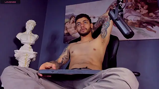 Snapshot of alessandro_duty chatting on 03/18/25, 01:32 alessandro duty online show from 03/18/25, 01:32