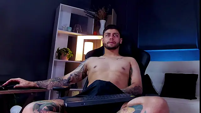 Snapshot of alessandro_duty chatting on 10/15/25, 01:50 alessandro duty online show from 10/15/25, 01:50