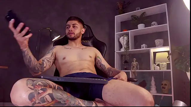 Snapshot of alessandro_duty chatting on 10/18/25, 03:31 alessandro duty online show from 10/18/25, 03:31