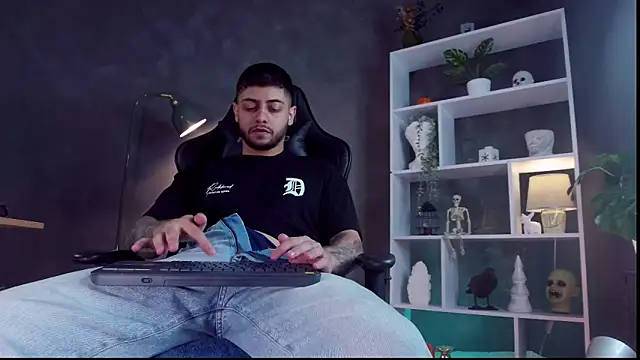 Snapshot of alessandro_duty chatting on 10/18/25, 04:08 alessandro duty online show from 10/18/25, 04:08