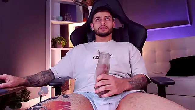 Snapshot of alessandro_duty chatting on 10/25/25, 03:25 alessandro duty online show from 10/25/25, 03:25