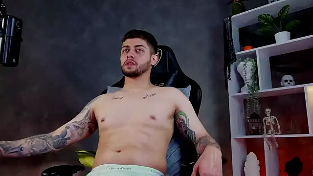 Snapshot of alessandro_duty chatting on 10/29/25, 01:19 alessandro duty online show from 10/29/25, 01:19