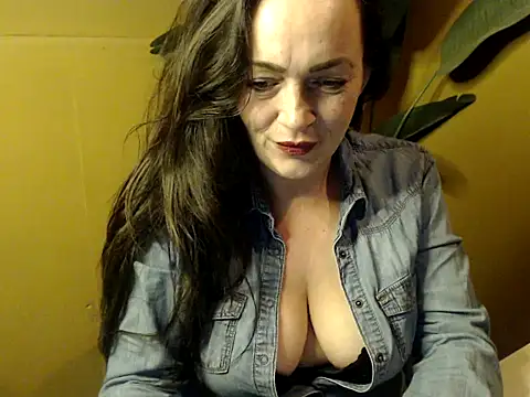 Snapshot of cloe85nl chatting on 12/18/24, 01:34 cloe85nl online show from 12/18/24, 01:34