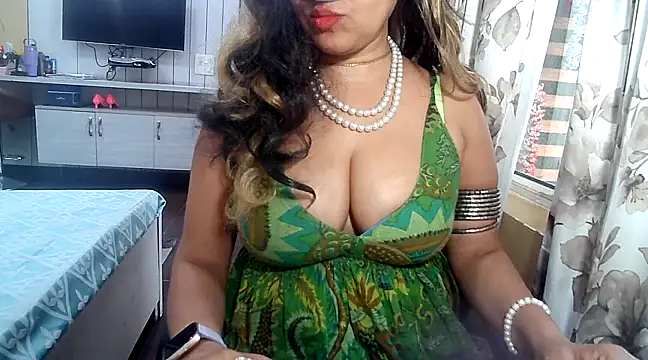 Snapshot of yourradhika chatting on 02/05/25, 05:42 yourradhika online show from 02/05/25, 05:42