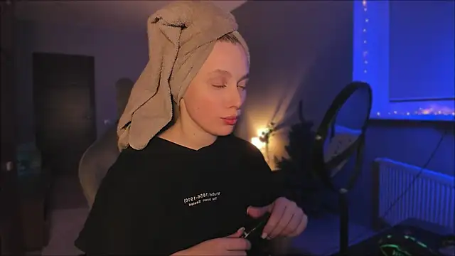 Snapshot of Rachel_Ro chatting on 12/15/24, 05:23 Rachel Ro online show from 12/15/24, 05:23