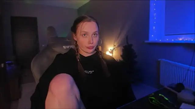 Snapshot of Rachel_Ro chatting on 12/18/24, 02:10 Rachel Ro online show from 12/18/24, 02:10