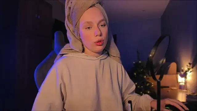 Snapshot of Rachel_Ro chatting on 12/27/24, 04:10 Rachel Ro online show from 12/27/24, 04:10