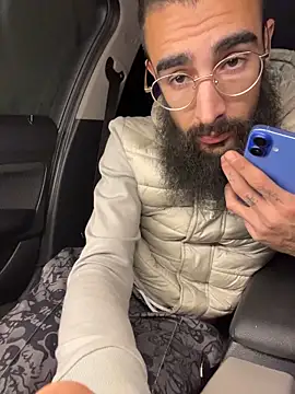 Snapshot of Av0caT chatting on 12/17/25, 12:27 Av0caT online show from 12/17/25, 12:27