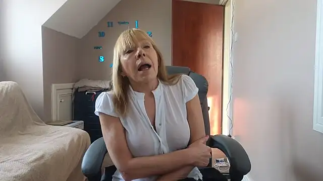 Snapshot of hollyjanesmith chatting on 12/06/24, 12:05 hollyjanesmith online show from 12/06/24, 12:05