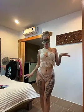 Snapshot of MonicaMilz chatting on 02/04/25, 12:33 MonicaMilz online show from 02/04/25, 12:33