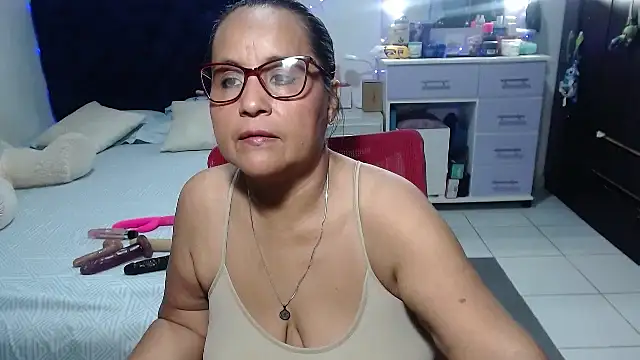 Snapshot of pervert_mommy_ chatting on 05/13/26, 10:34 pervert mommy online show from 05/13/26, 10:34