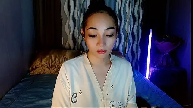 Snapshot of SweetLilly_18 chatting on 04/24/26, 02:58 SweetLilly 18 online show from 04/24/26, 02:58