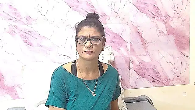 Snapshot of IndianAllure chatting on 10/28/25, 05:33 IndianAllure online show from 10/28/25, 05:33