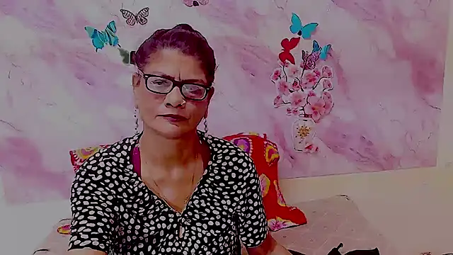 Snapshot of IndianAllure chatting on 11/26/25, 05:52 IndianAllure online show from 11/26/25, 05:52