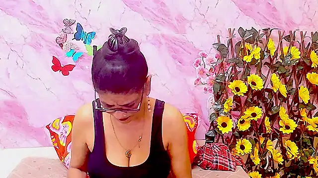 Snapshot of IndianAllure chatting on 12/04/25, 05:39 IndianAllure online show from 12/04/25, 05:39