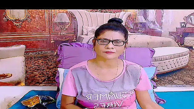 Snapshot of IndianAllure chatting on 06/10/26, 05:28 IndianAllure online show from 06/10/26, 05:28