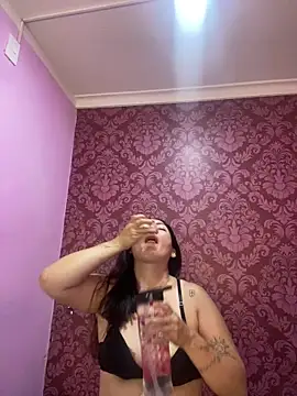 Snapshot of juliana_diaz chatting on 12/18/25, 11:38 juliana diaz online show from 12/18/25, 11:38