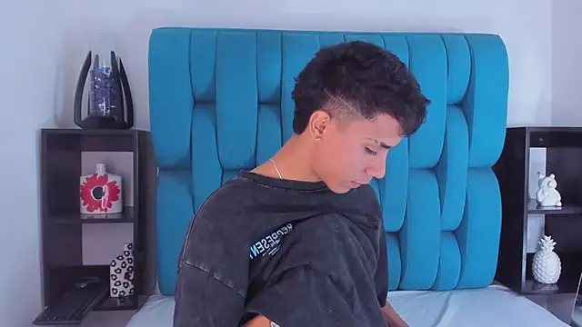 Snapshot of AlanNaughty chatting on 01/04/25, 08:37 AlanNaughty online show from 01/04/25, 08:37