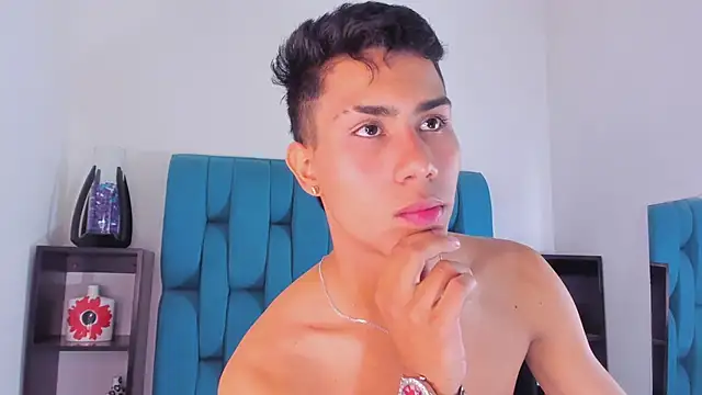 Snapshot of AlanNaughty chatting on 01/06/25, 12:05 AlanNaughty online show from 01/06/25, 12:05