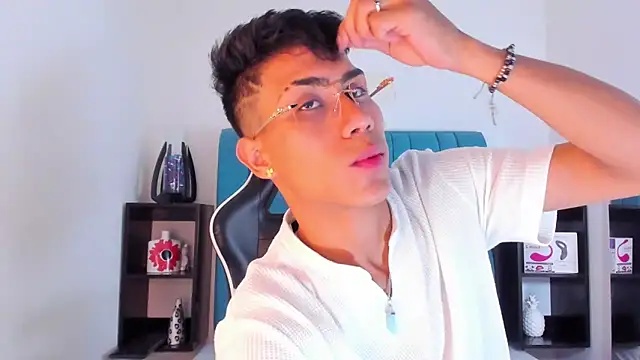 Snapshot of AlanNaughty chatting on 01/22/25, 08:59 AlanNaughty online show from 01/22/25, 08:59