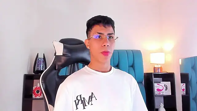 Snapshot of AlanNaughty chatting on 01/24/25, 04:27 AlanNaughty online show from 01/24/25, 04:27