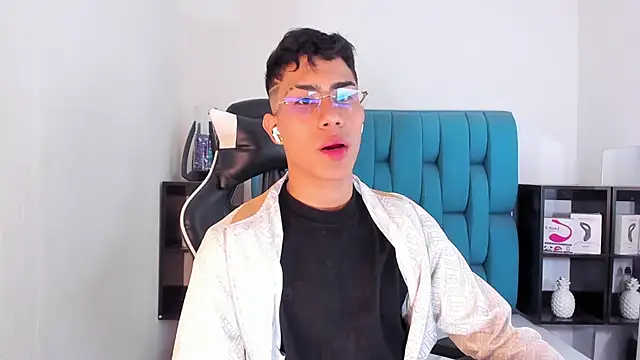 Snapshot of AlanNaughty chatting on 02/20/25, 09:20 AlanNaughty online show from 02/20/25, 09:20