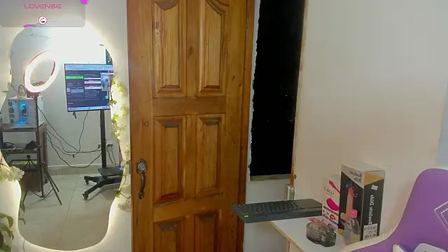 Snapshot of sofia_gold_ chatting on 10/26/25, 12:05 sofia gold online show from 10/26/25, 12:05