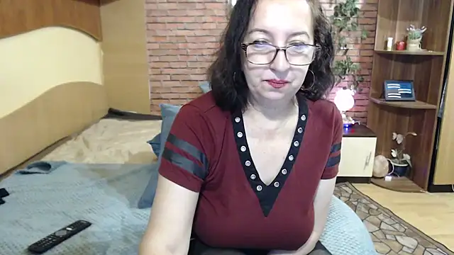 Snapshot of EvelyneFlirtyMilf chatting on 03/02/26, 05:19 EvelyneFlirtyMilf online show from 03/02/26, 05:19