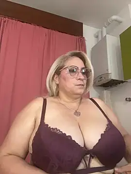 Snapshot of x_elena_x chatting on 06/12/26, 10:47 x elena x online show from 06/12/26, 10:47