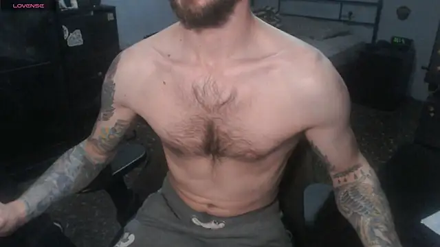 Snapshot of SexxxyLouis chatting on 12/17/25, 08:37 SexxxyLouis online show from 12/17/25, 08:37