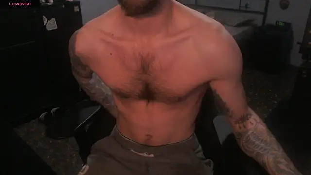 Snapshot of SexxxyLouis chatting on 12/20/25, 12:01 SexxxyLouis online show from 12/20/25, 12:01