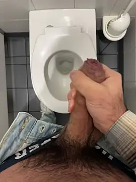 Snapshot of mrcumshotboy chatting on 01/05/25, 06:35 mrcumshotboy online show from 01/05/25, 06:35